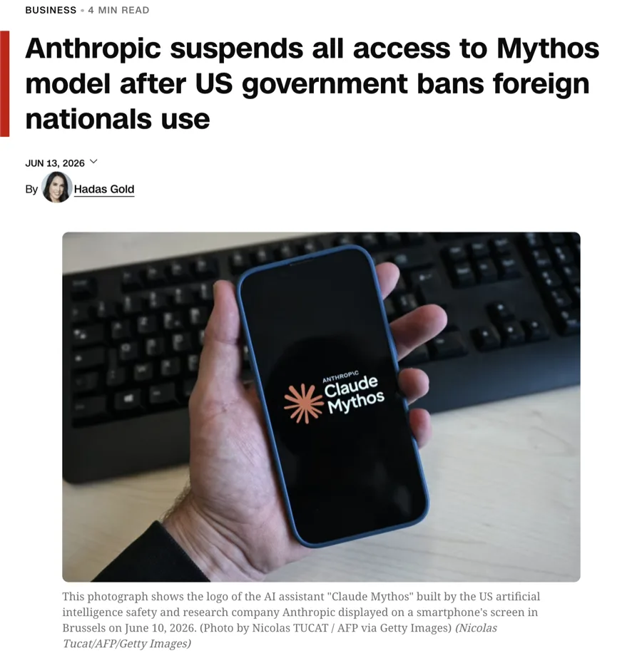 Manchete de notícia: “Anthropic suspends all access to Mythos model after US government bans foreign nationals use”, com foto de um celular exibindo o logo Claude Mythos.